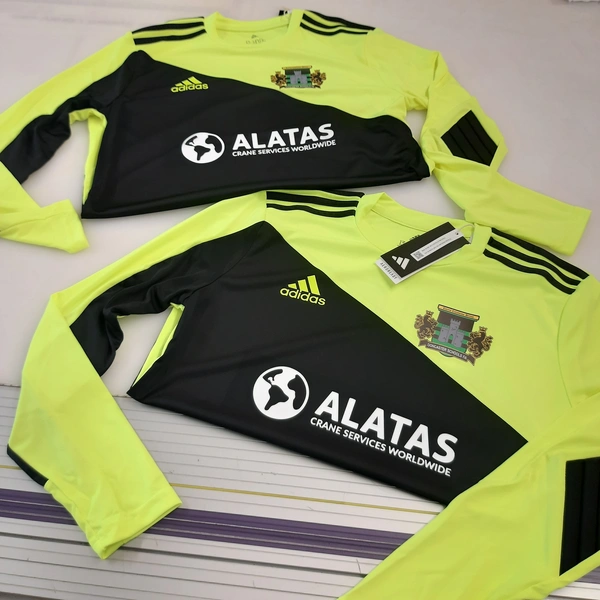  20230901 09Personalised goal keeper shirts with printed club badge and kit sponsor0826